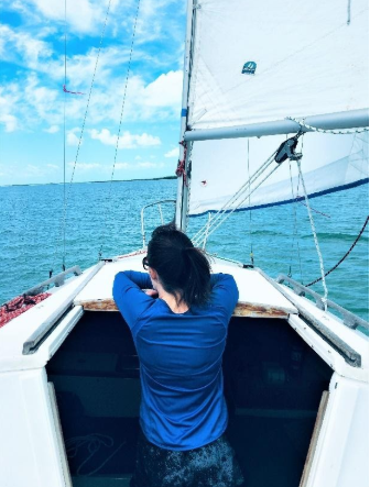 lady-guest-enjoying-a-day-sailing-in-key-largo